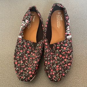 Super cute floral shoes